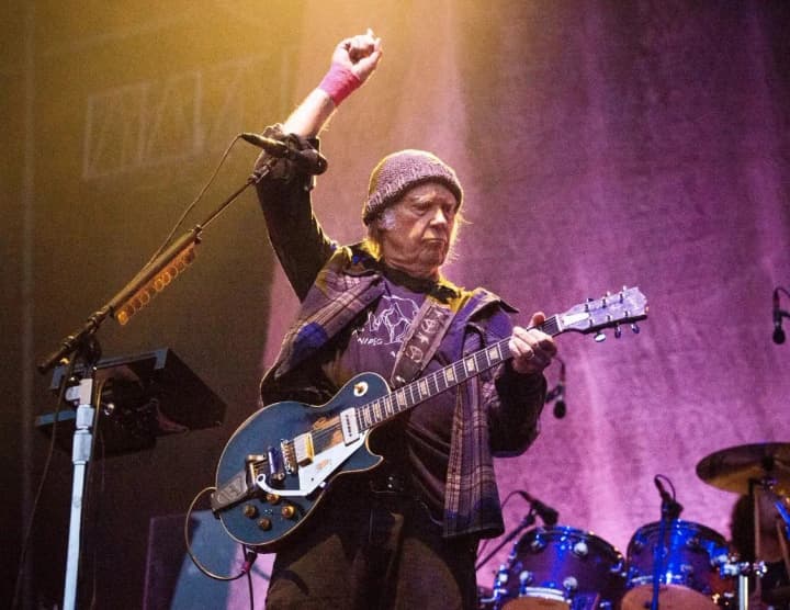 nil-yang-podtverdil-vistuplenie-khedlainerom-na-glastonbury-2025-posle-otkaza-iz-za-oshibki