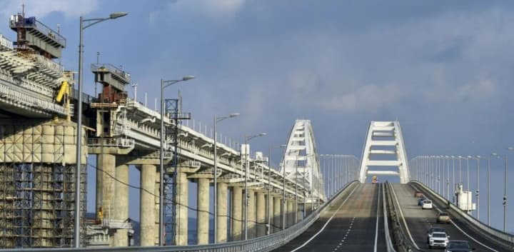 rf-pitaetsya-vosstanovit-sooruzheniya-vozle-kerchenskogo-mosta-kotorie-bili-povrezhdeni-iz-za-shtormov-vms