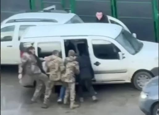 u-lvovi-troie-liudei-u-viiskovii-formi-prymusovo-zapkhaly-cholovika-do-avtivky-shcho-vidomo