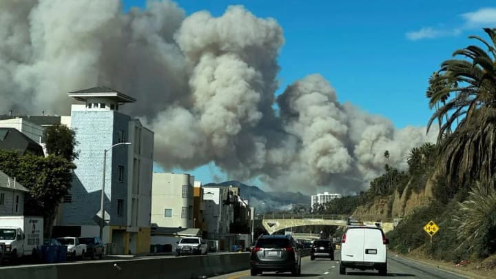 large-scale-wildfires-break-out-in-the-area-where-hollywood-stars-live-in-the-united-states