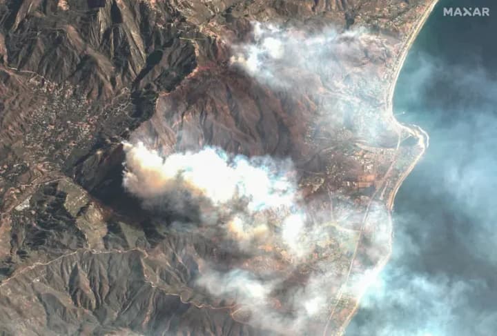 lisovi-pozhezhi-distalysia-do-hollivudskykh-pahorbiv-u-malibu-horiat-budynky-zirok