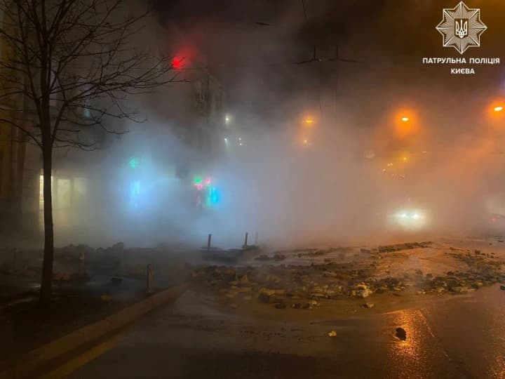 vulytsia-peretvorylas-na-baniu-chastkovo-perekryto-rukh-bilia-tsentralnoho-vokzalu-u-kyievi-prorvalo-trubu-z-hariachoiu-vodoiu