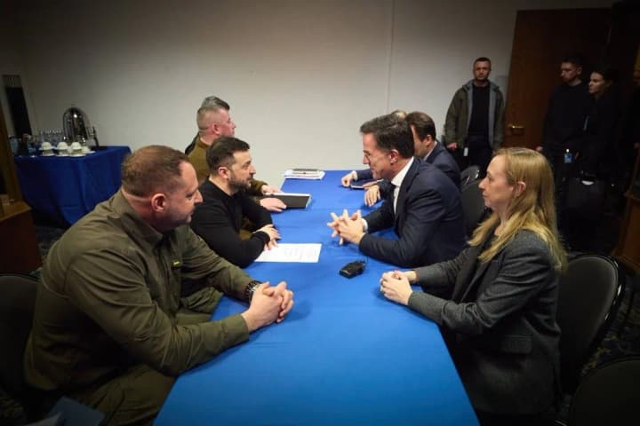 zelenskyy-discusses-strengthening-of-ukrainian-air-defense-and-arms-procurement-with-rutte