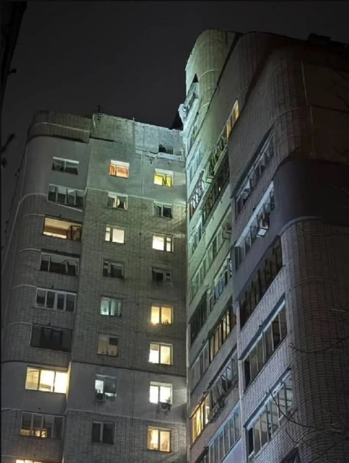 u-kyievi-ulamky-rosiiskoho-drona-vluchyly-u-bahatopoverkhivku