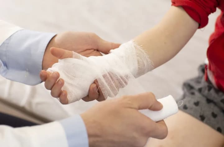 prava-liudei-metelykiv-ihnoruiut-shcho-vidbuvaietsia-na-rynku-poviazok-dlia-patsiientiv-z-buloznym-epidermolizom