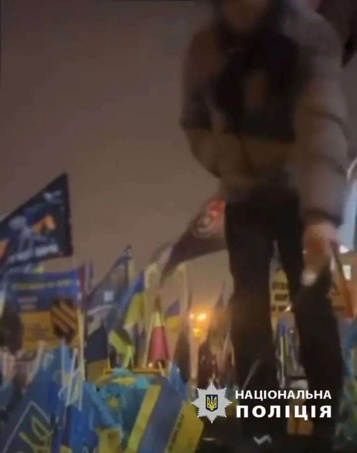 he-tried-to-set-fire-to-flags-on-independence-square-sbu-and-police-detain-23-year-old-man