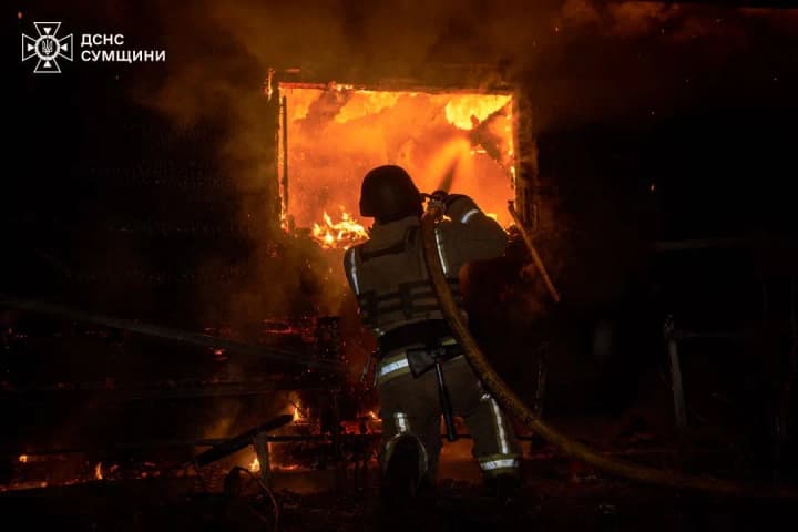 zaharbnyky-znovu-atakuvaly-sumy-pid-udar-potrapyly-dytiachyi-ozdorovchyi-tsentr-i-zhytlovyi-sektor