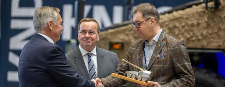 germany-hands-over-first-rch-155-self-propelled-gun-to-ukraine
