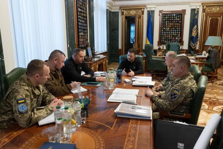 zelenskii-provel-soveshchanie-o-fronte-i-kadrakh-anonsiroval-vibor-novogo-rukovoditelya-akademii-sagaidachnogo-cherez-armiyu