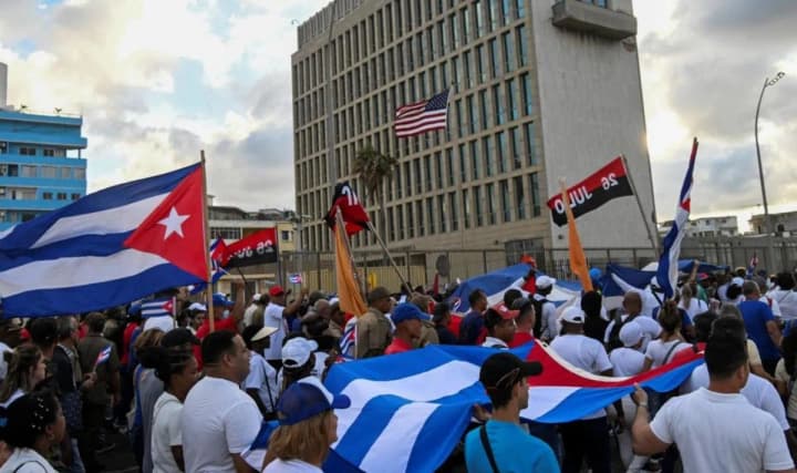 baiden-isklyuchil-kubu-iz-spiska-gosudarstv-sponsorov-terrorizma-poetomu-strana-osvobodit-bolee-550-zaklyuchennikh