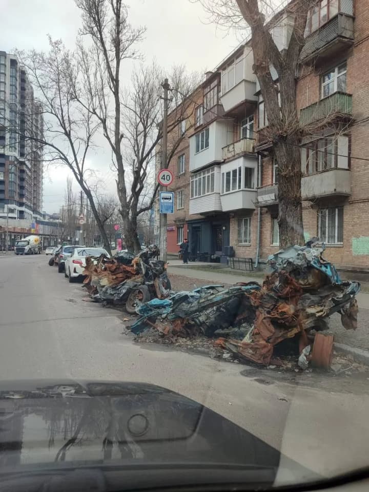 s-ulits-kieva-nachnut-ubirat-mashini-povrezhdennie-v-rezultate-popadanii-vrazheskikh-raket-i-dronov