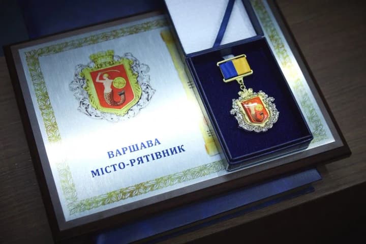 gorod-spasitel-zelenskii-peredal-meru-varshavi-spetsznak-ot-ukraini