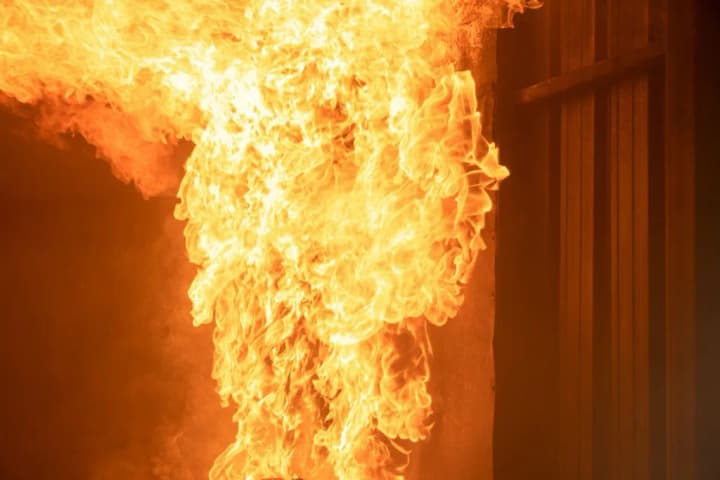 v-seule-muzhchina-podzheg-sebya-vozle-zdaniya-gde-provodili-dopros-prezidenta-yuzhnoi-korei