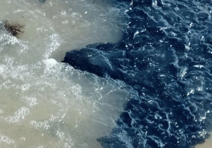 avariya-s-tankerami-v-kerchenskom-prolive-v-yalte-i-na-ostrove-tuzla-zafiksirovali-pyatna-mazuta