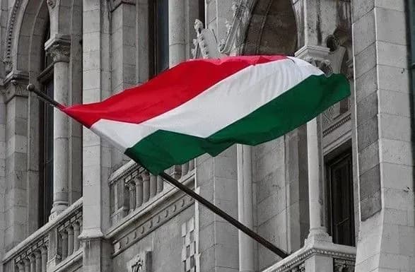 budapesht-zayavlyaet-chto-yes-dolzhen-pogovorit-s-trampom-do-prinyatiya-resheniya-o-prodlenii-sanktsii-protiv-rf