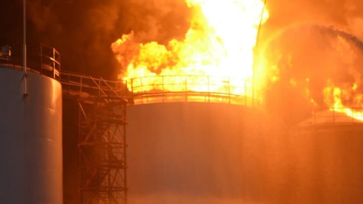 naftobaza-v-rosiiskomu-enhelsi-pislia-urazhennia-dronamy-prodovzhuie-hority-chetvertyi-den