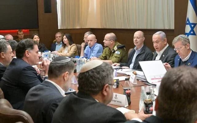 viiskovo-politychnyi-kabinet-izrailiu-skhvalyv-uhodu-pro-prypynennia-vohniu-v-hazi