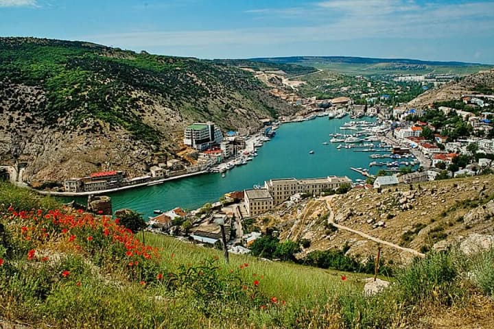 agressor-usilivaet-oboronu-balaklavskoi-bukhti-i-vosstanavlivaet-sekretnuyu-bazu-v-krimu-atesh