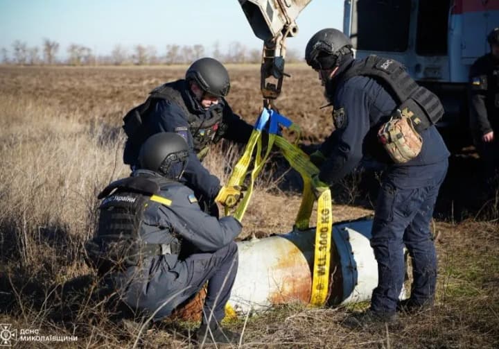 ses-sappers-defuse-fab-500-bomb-in-mykolaiv-region