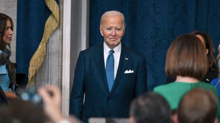 baiden-pomiloval-pyaterikh-rodstvennikov-pered-peredachei-vlasti-trampu