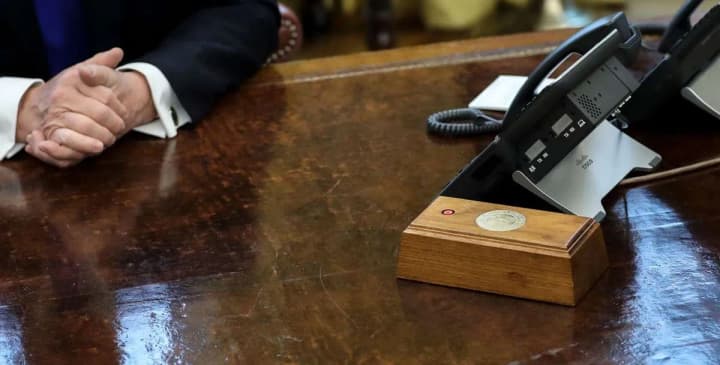 trump-returns-the-call-button-for-diet-coca-cola-to-the-oval-office-of-the-white-house