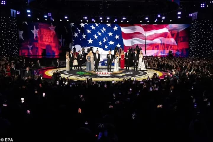 tramp-vidsviatkuvav-inavhuratsiiu-na-trokh-balakh-z-tantsiamy-ta-zirkovymy-hostiamy