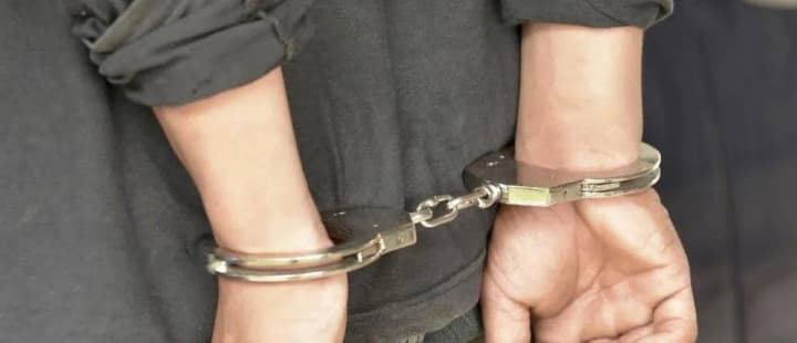 v-kieve-zaderzhali-muzhchinu-kotorii-zastavlyal-detei-kasatsya-yego-polovogo-organa