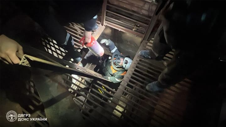 na-dnipropetrovshchyni-135-shakhtariv-opynylys-u-pasttsi-na-hlybyni-1300-metriv-podrobytsi-poriatunku