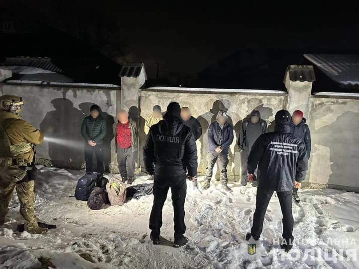 kvytok-za-6000-dolariv-na-zakarpatti-vykryly-hrupu-osib-yaka-perepravliala-pryzovnykiv-za-kordon