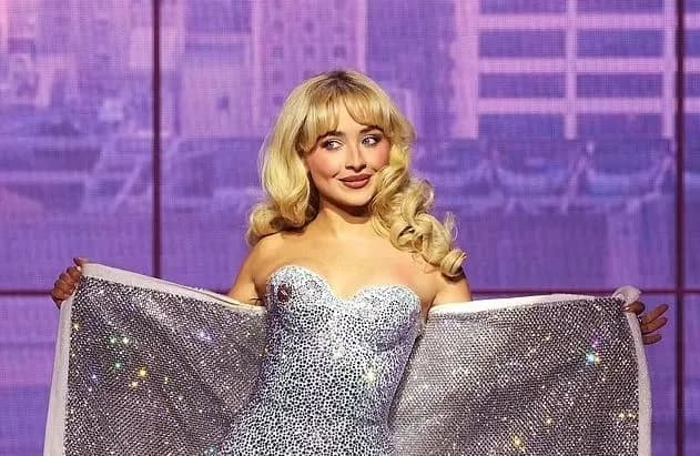 obmezhuie-prava-zhinok-prodiusery-zasudyly-spivachku-sabrinu-karpenter-cherez-nadto-seksualnyi-obraz