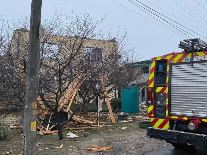 postrazhdaly-12-budynkiv-i-mahazyn-komisiia-v-brovarakh-rozpochala-otsinku-zbytkiv-zavdanykh-nichnoiu-atakoiu-rf-mer