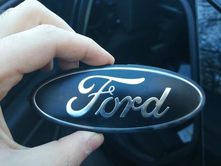 ford-vidklykaie-ponad-270-tysiach-avtomobiliv-cherez-defekty-akumuliatoriv