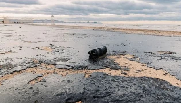 large-scale-fuel-oil-spill-in-the-seas-the-occupiers-hide-the-real-consequences