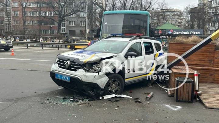 v-stolitse-marshrutka-vletela-v-dva-politseiskikh-avtomobilya-dvizhenie-chastichno-zatrudneno