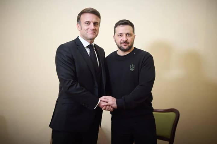 zelensky-discusses-further-support-for-ukraine-and-security-guarantees-with-macron