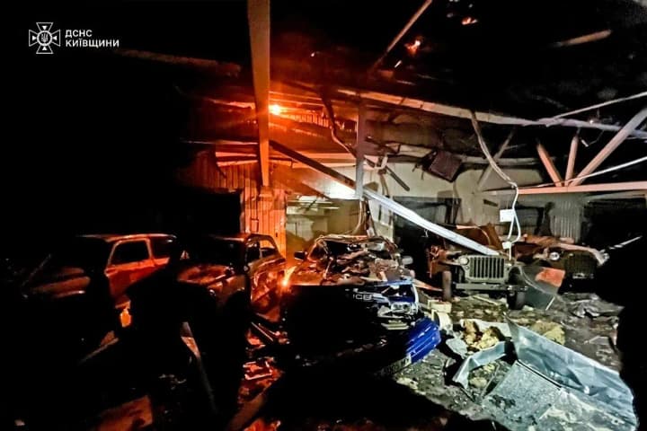 muzei-retro-avtomobiliv-postrazhdav-vid-nichnoi-ataky-rf-na-kyivshchyni-znyshcheno-9-eksponativ