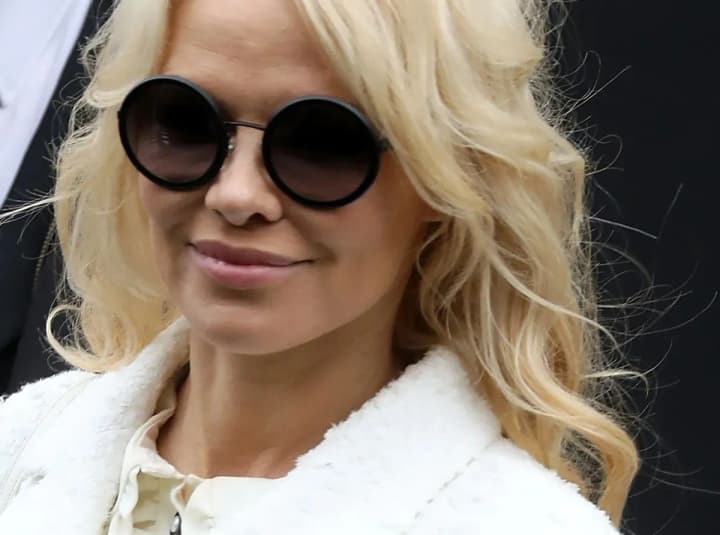 pamela-anderson-appeared-at-the-chanel-show-without-makeup-what-the-star-wore