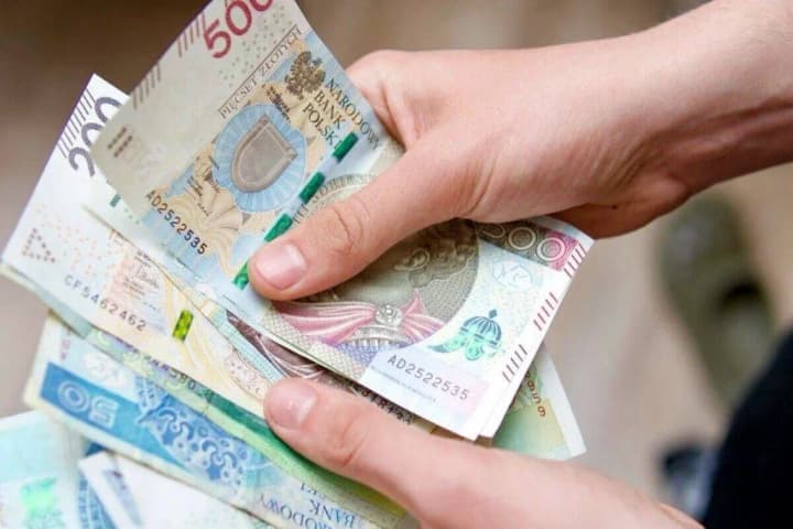 poliaky-masovo-pidtrymaly-novi-umovy-vyplat-800-dlia-ukraintsiv