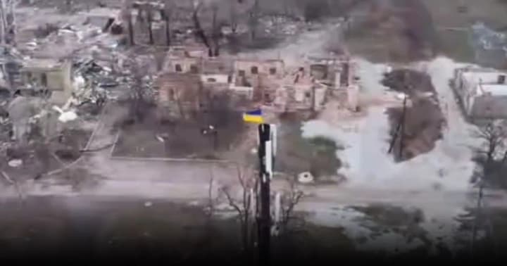 v-donetskoi-oblasti-natsgvardeitsi-zakrepili-ukrainskii-flag-na-kontroliruemoi-okkupantami-vishke