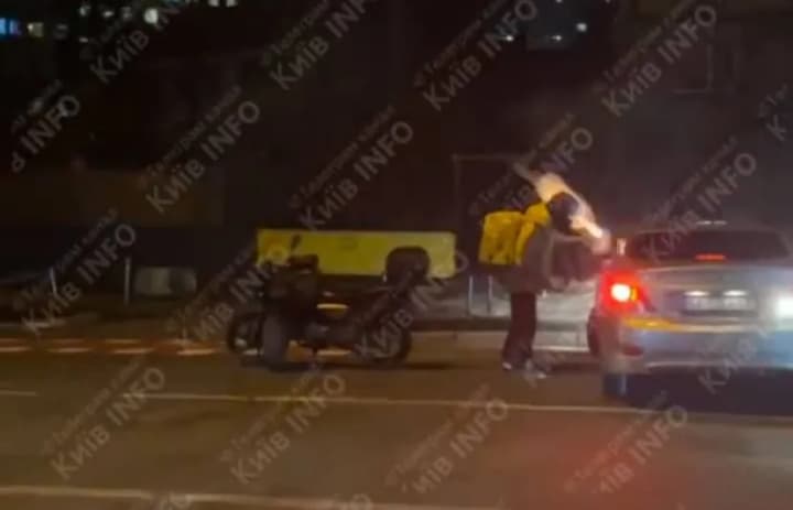 u-stolytsi-vodii-vystrilyv-u-holovu-kurieru-politsiia-provodyt-perevirku