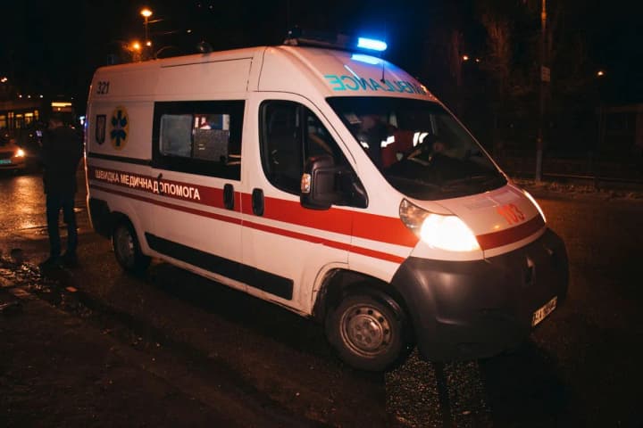 nichna-ataka-droniv-na-kyiv-ulamky-poshkodyly-balkon-odniiei-z-kvartyr-na-oboloni