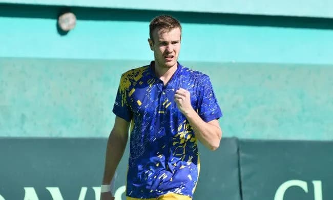kubok-devisa-tennisist-sachko-oderzhal-debyutnuyu-pobedu-za-sbornuyu-obigrav-predstavitelya-tunisa