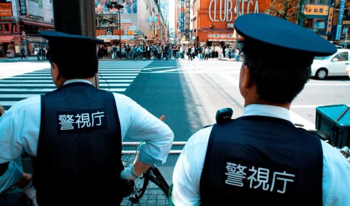 japan-posts-security-guards-on-popular-street-due-to-dangerous-photo-shoots-of-tourists