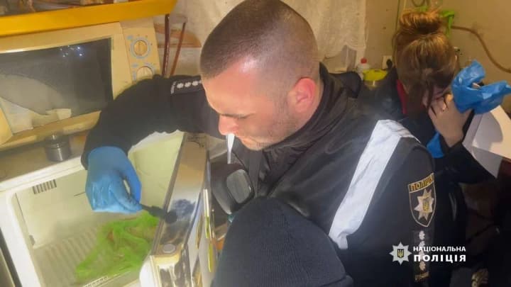 v-odesse-v-morozilnoi-kamere-nashli-telo-malisha-s-materyu-i-sozhitelem-rabotayut-sledovateli