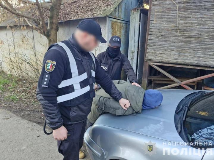 na-zakarpate-zaderzhali-zloumishlennika-kotorii-sbival-granati-i-vooruzhenie