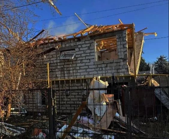 vnaslidok-rosiiskoho-obstrilu-khersonu-odna-liudyna-zanynula-poshkodzheno-pryvatni-budynky