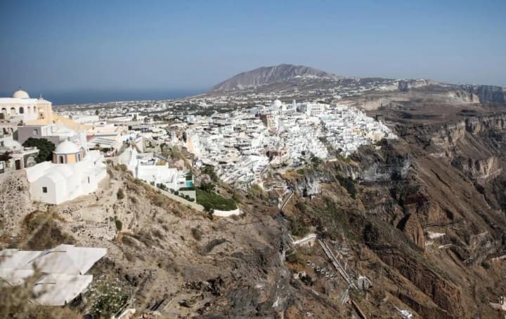 series-of-earthquakes-in-santorini-authorities-close-schools-and-warn-of-danger