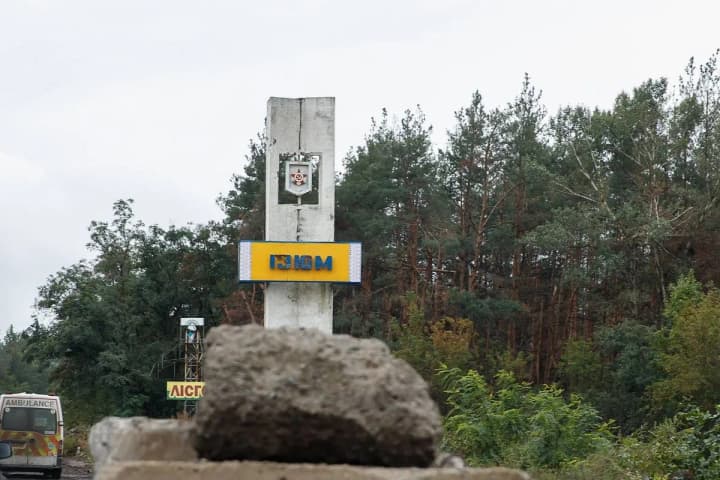 raketnii-udar-rf-po-izyumu-desyatki-gospitalizirovannikh-sredi-nikh-15-letnyaya-devushka