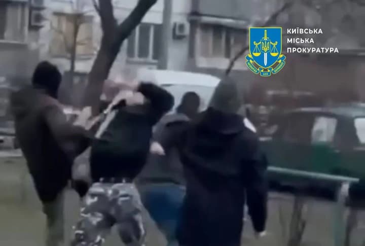 pidlitky-v-balaklavakh-zhorstoko-pobyly-khloptsia-na-stolychnii-oboloni-poperednia-kvalifikatsiia-khulihanstvo