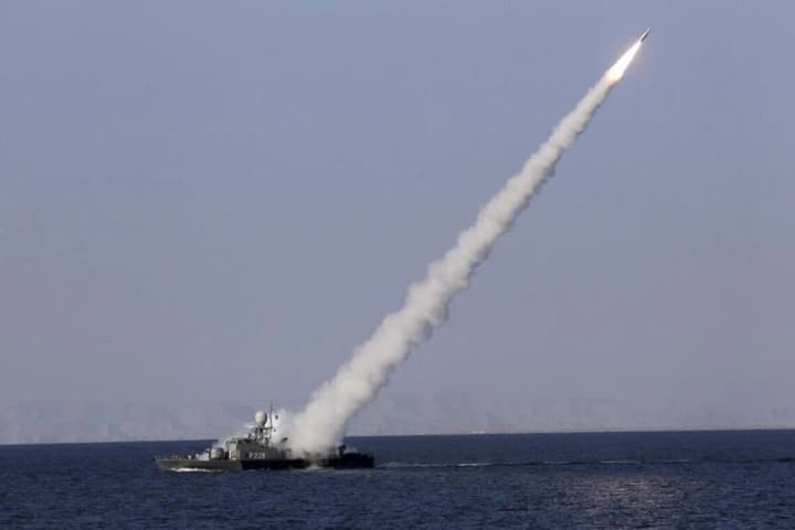 voroh-trymaie-korabel-z-kalibramy-u-chornomu-mori-ye-zahroza-raketnoho-udaru